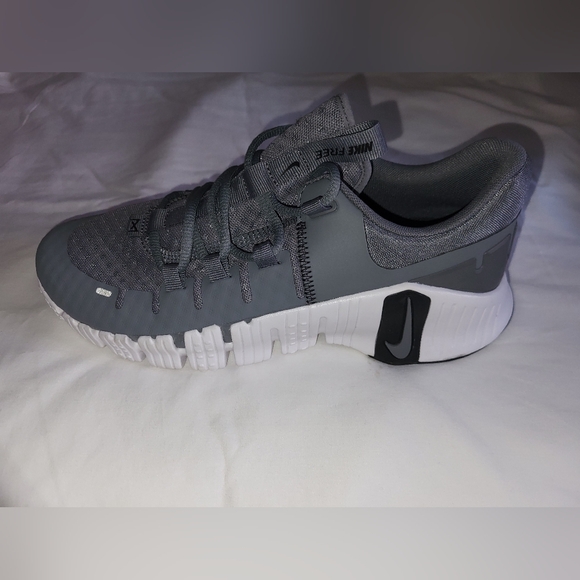 Nike Men's Athletic Shoes in Gray - Picture 4 of 4